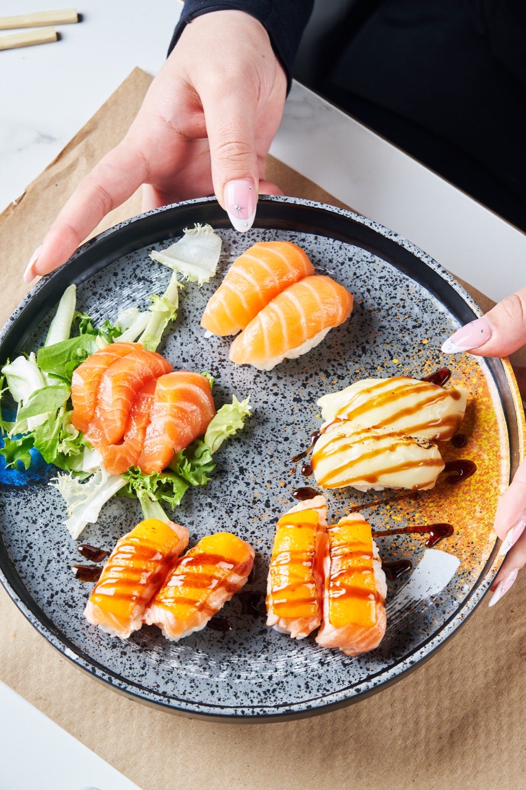 Selección de nigiris de salmón en un plato de cerámica