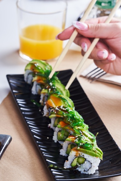 Roll de sushi con aguacate y alga wakame